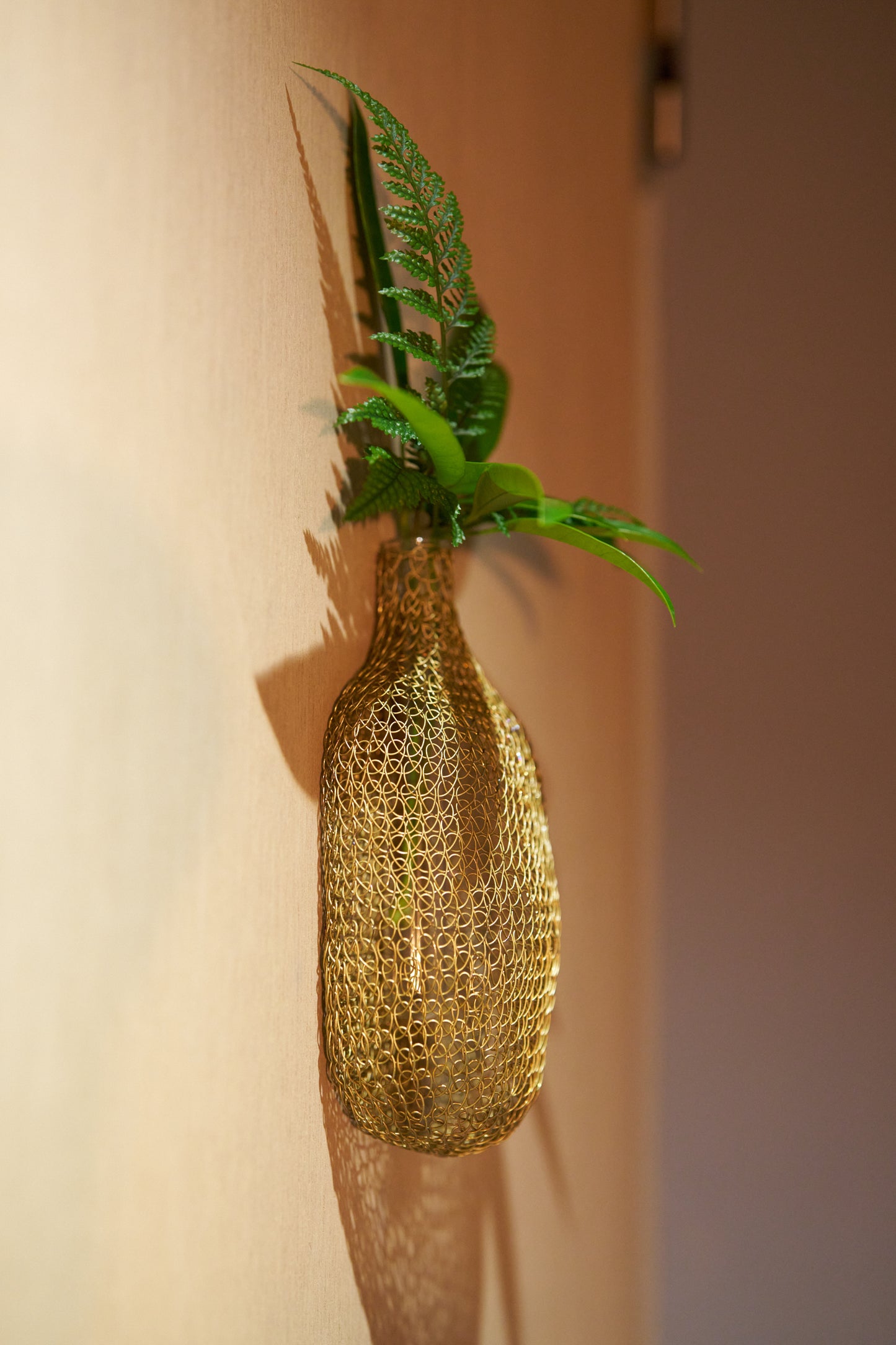 Rajutan wire wall vase